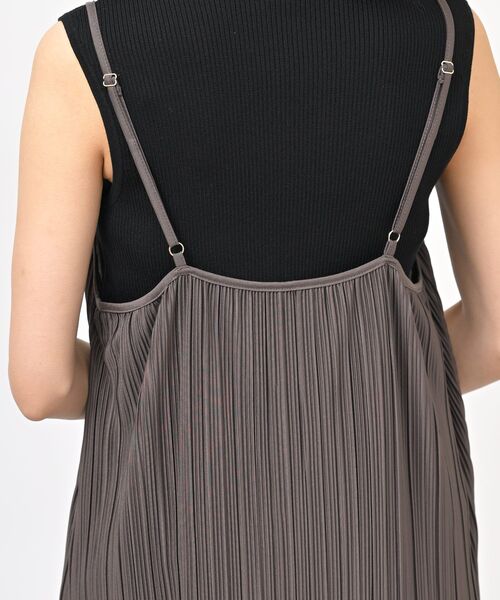 rps（アールピーエス）の「カットプリーツキャミワンピース（ワンピース・レディース・ブラウン/ブラック/グレイッシュブルー/グリーン/グレイッシュベージュ/ブラック系その他3/ネイビー/ブラック系その他2/ライトカーキ/カーキ/モカ/チャコールグレー・フリー）」の20枚目の写真