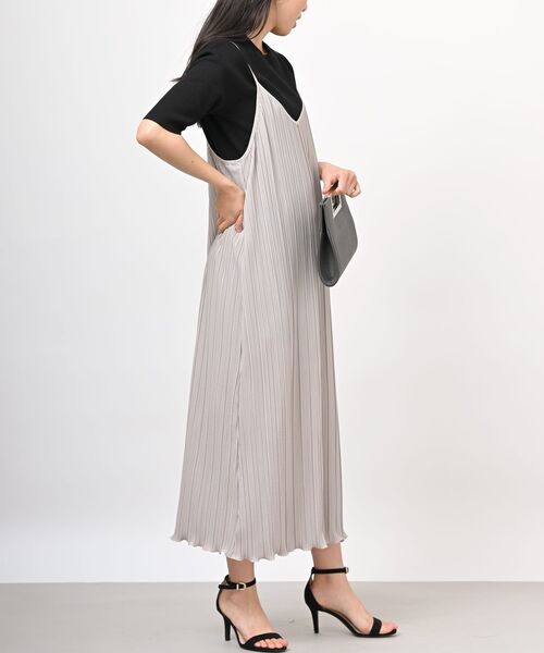 rps（アールピーエス）の「カットプリーツキャミワンピース（ワンピース・レディース・ブラウン/ブラック/グレイッシュブルー/グリーン/グレイッシュベージュ/ブラック系その他3/ネイビー/ブラック系その他2/ライトカーキ/カーキ/モカ/チャコールグレー・フリー）」の16枚目の写真