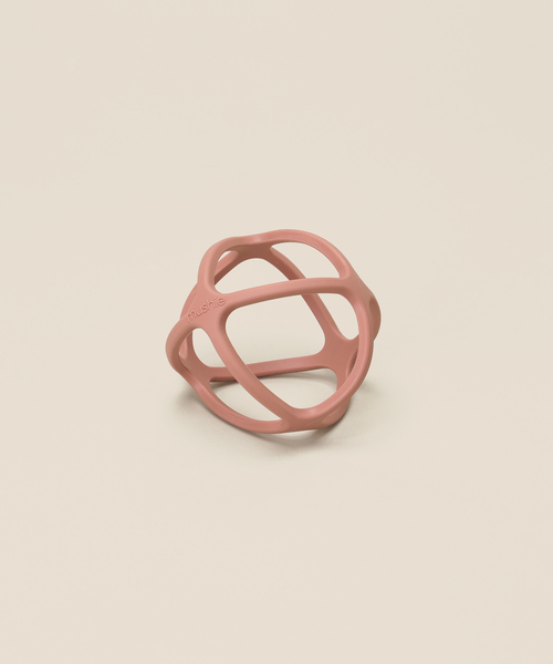 IENA ENFANT(イエナアンファン)の「【mushie/ムシエ】Ball Teether baby(その他ベビー用品・キッズ・ネイビー/グレー/ホワイト/ライトグリーン/ピンク系その他・FREE)」の5枚目の写真