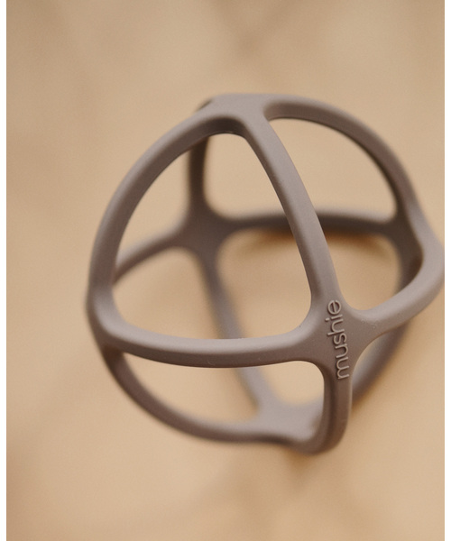 IENA ENFANT(イエナアンファン)の「【mushie/ムシエ】Ball Teether baby(その他ベビー用品・キッズ・ネイビー/グレー/ホワイト/ライトグリーン/ピンク系その他・FREE)」の2枚目の写真