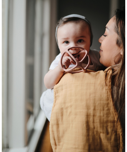 IENA ENFANT(イエナアンファン)の「【mushie/ムシエ】Ball Teether baby(その他ベビー用品・キッズ・ネイビー/グレー/ホワイト/ライトグリーン/ピンク系その他・FREE)」の8枚目の写真