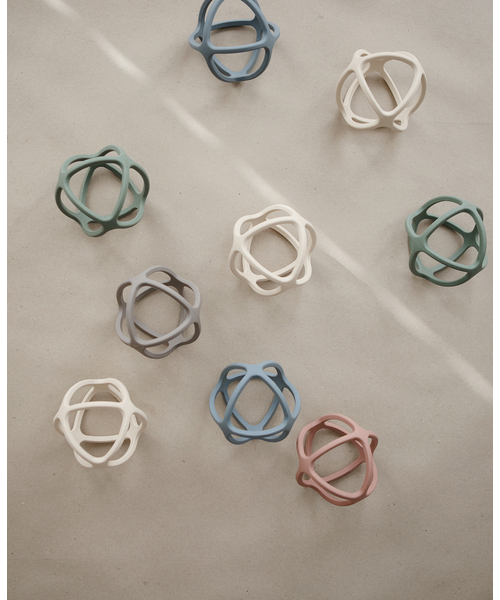 IENA ENFANT(イエナアンファン)の「【mushie/ムシエ】Ball Teether baby(その他ベビー用品・キッズ・ネイビー/グレー/ホワイト/ライトグリーン/ピンク系その他・FREE)」の9枚目の写真
