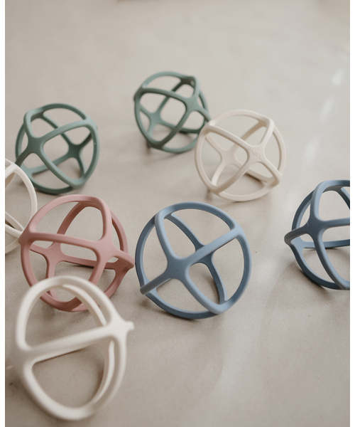 IENA ENFANT(イエナアンファン)の「【mushie/ムシエ】Ball Teether baby(その他ベビー用品・キッズ・ネイビー/グレー/ホワイト/ライトグリーン/ピンク系その他・FREE)」の10枚目の写真