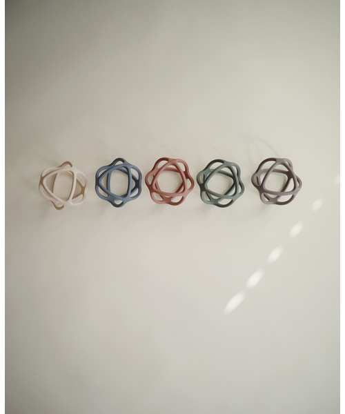 IENA ENFANT(イエナアンファン)の「【mushie/ムシエ】Ball Teether baby(その他ベビー用品・キッズ・ネイビー/グレー/ホワイト/ライトグリーン/ピンク系その他・FREE)」の11枚目の写真