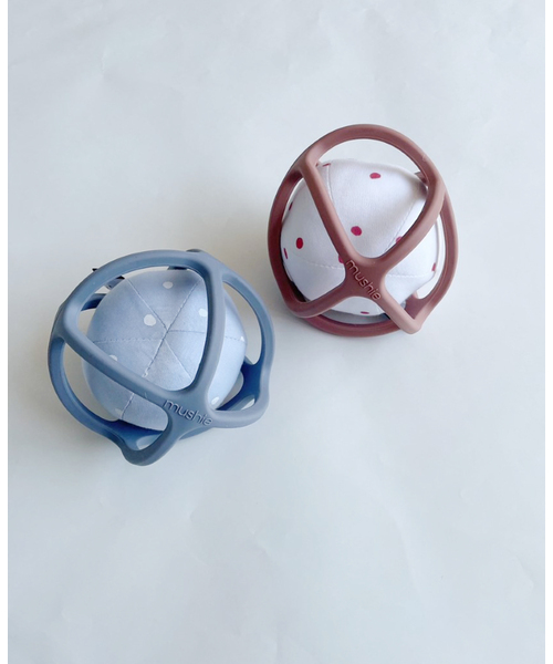 IENA ENFANT(イエナアンファン)の「【mushie/ムシエ】Ball Teether baby(その他ベビー用品・キッズ・ネイビー/グレー/ホワイト/ライトグリーン/ピンク系その他・FREE)」の15枚目の写真