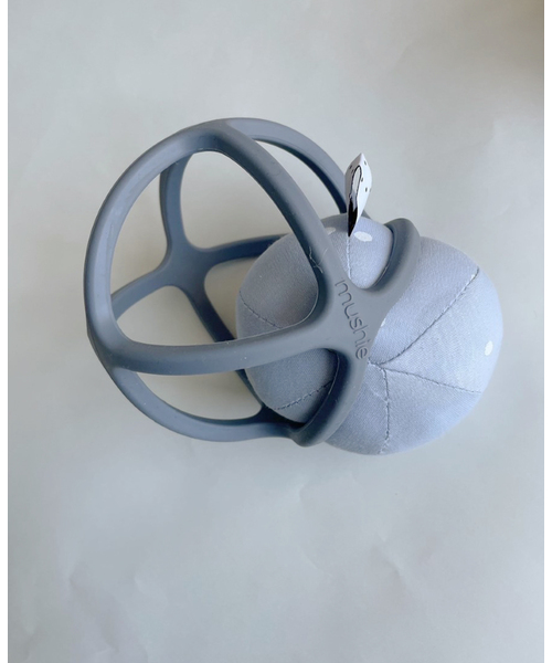 IENA ENFANT(イエナアンファン)の「【mushie/ムシエ】Ball Teether baby(その他ベビー用品・キッズ・ネイビー/グレー/ホワイト/ライトグリーン/ピンク系その他・FREE)」の16枚目の写真