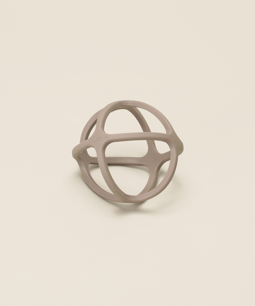 IENA ENFANT(イエナアンファン)の「【mushie/ムシエ】Ball Teether baby(その他ベビー用品・キッズ・ネイビー/グレー/ホワイト/ライトグリーン/ピンク系その他・FREE)」の19枚目の写真