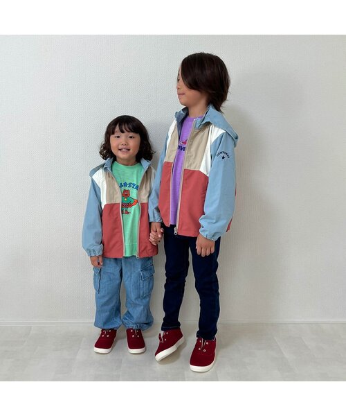 CONVERSE(コンバース)の「CONVERSE バイカラーウィンドブレーカー(ナイロンジャケット・キッズ・ローズ/サックスブルー・130/140/100/90/120/110/80)」の4枚目の写真