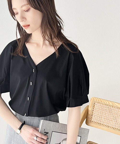 classicalelf(クラシカルエルフ)の「スタイリッシュな大人トップス。綿100%前後2wayスティックボタンシルケットカットソー(Tシャツ/カットソー・レディース・ホワイト/ブラック/グレイッシュベージュ・LARGE/MEDIUM/SMALL/X-LARGE)」の9枚目の写真