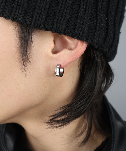 4INT.(フォイント)の「カッティングビジュー フープピアス / サージカルステンレス316L (金属アレルギー対応)(ピアス(両耳用)・メンズ・シルバー/ブラック/ゴールド・FREE)」の2枚目の写真