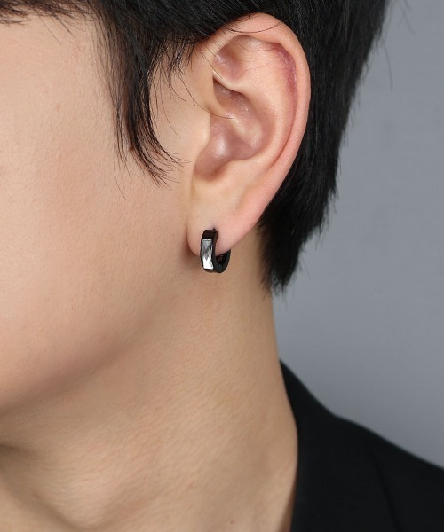 4INT.(フォイント)の「カッティングビジュー フープピアス / サージカルステンレス316L (金属アレルギー対応)(ピアス(両耳用)・メンズ・シルバー/ブラック/ゴールド・FREE)」の1枚目の写真