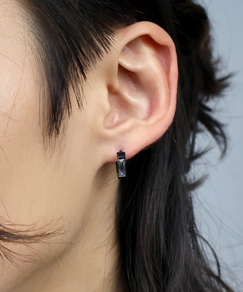 4INT.(フォイント)の「カッティングビジュー フープピアス / サージカルステンレス316L (金属アレルギー対応)(ピアス(両耳用)・メンズ・シルバー/ブラック/ゴールド・FREE)」の14枚目の写真