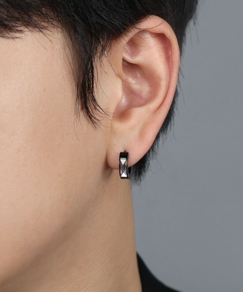 4INT.(フォイント)の「カッティングビジュー フープピアス / サージカルステンレス316L (金属アレルギー対応)(ピアス(両耳用)・メンズ・シルバー/ブラック/ゴールド・FREE)」の12枚目の写真