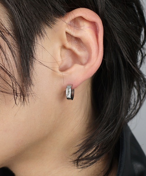 4INT.(フォイント)の「カッティングビジュー フープピアス / サージカルステンレス316L (金属アレルギー対応)(ピアス(両耳用)・メンズ・シルバー/ブラック/ゴールド・FREE)」の6枚目の写真