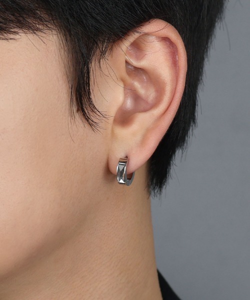 4INT.(フォイント)の「カッティングビジュー フープピアス / サージカルステンレス316L (金属アレルギー対応)(ピアス(両耳用)・メンズ・シルバー/ブラック/ゴールド・FREE)」の5枚目の写真