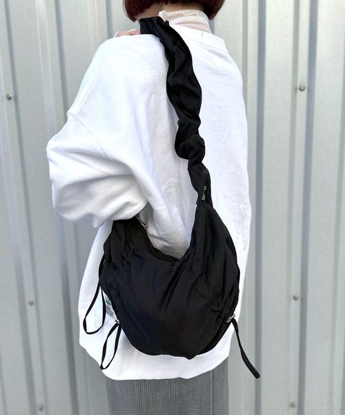 LEPSIM(レプシィム)の「ミニナイロンドロストショルダー 994930(ショルダーバッグ・レディース・アイボリー/ブルーグレー/ブラック・ONE SIZE)」の8枚目の写真