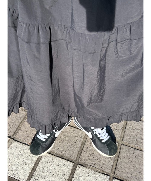 WC（ダブル シー）の「2WAY ナイロンティアードロングスカート《WEB限定カラーあり》（スカート・レディース・レッド/ベージュ/カーキ/ブラック・FREE）」の11枚目の写真