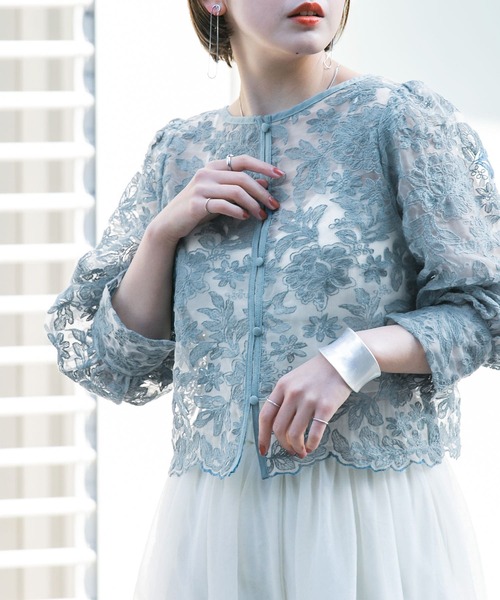 KBF（ケイビーエフ）の「オーガンジーフラワークロップドブラウス（シャツ/ブラウス・レディース・アイボリー/ブラック/ブルー系その他・ONE）」の3枚目の写真