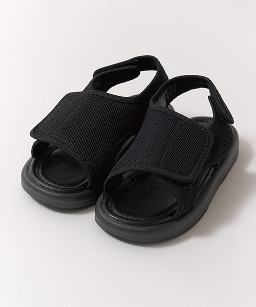 b・ROOM(ビールーム)の「パカっと開いてる履きやすいメッシュフラットサンダル(スニーカー・キッズ・ブラック/アイボリー・X-LARGE/SMALL/MEDIUM/LARGE)」の2枚目の写真