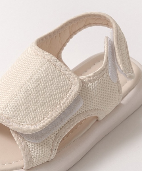 b・ROOM(ビールーム)の「パカっと開いてる履きやすいメッシュフラットサンダル(スニーカー・キッズ・ブラック/アイボリー・X-LARGE/SMALL/MEDIUM/LARGE)」の8枚目の写真