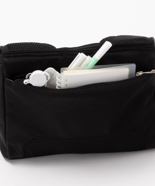 HusHusH（ハッシュアッシュ）の「HusHusH ハッシュアッシュ 人間工学ナイロンショルダー（ショルダーバッグ・レディース・ブラック/グレイッシュベージュ・フリー）」の8枚目の写真