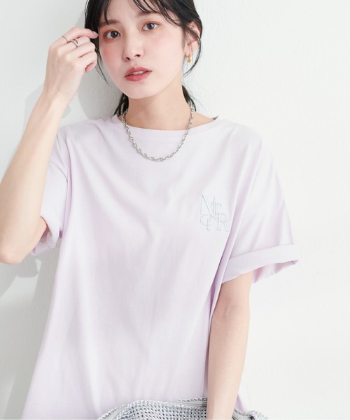 natural couture(ナチュラルクチュール)の「袖口ロールUPロゴ刺繍T(Tシャツ/カットソー・レディース・チャコールグレー/ライトベージュ/ラベンダー/オフホワイト・FREE)」の4枚目の写真