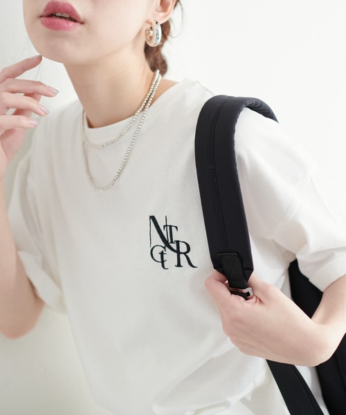 natural couture(ナチュラルクチュール)の「袖口ロールUPロゴ刺繍T(Tシャツ/カットソー・レディース・チャコールグレー/ライトベージュ/ラベンダー/オフホワイト・FREE)」の2枚目の写真