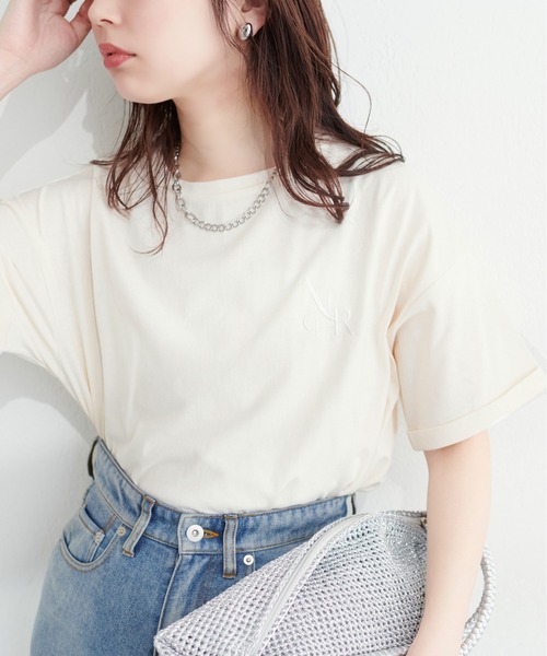 natural couture(ナチュラルクチュール)の「袖口ロールUPロゴ刺繍T(Tシャツ/カットソー・レディース・チャコールグレー/ライトベージュ/ラベンダー/オフホワイト・FREE)」の3枚目の写真