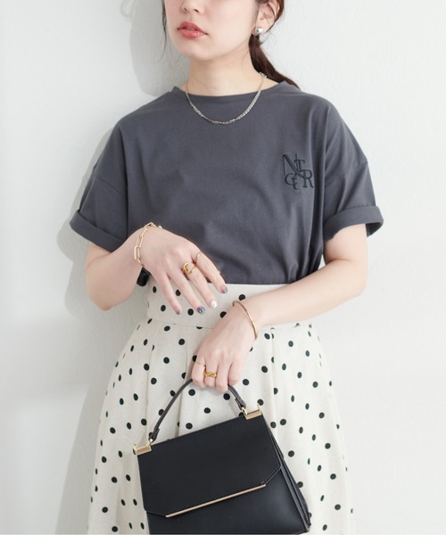 natural couture(ナチュラルクチュール)の「袖口ロールUPロゴ刺繍T(Tシャツ/カットソー・レディース・チャコールグレー/ライトベージュ/ラベンダー/オフホワイト・FREE)」の1枚目の写真