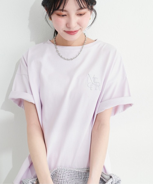 natural couture(ナチュラルクチュール)の「袖口ロールUPロゴ刺繍T(Tシャツ/カットソー・レディース・チャコールグレー/ライトベージュ/ラベンダー/オフホワイト・FREE)」の9枚目の写真