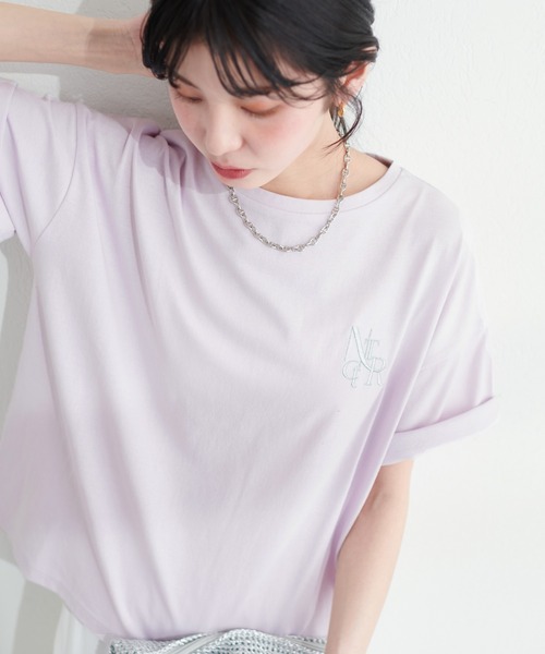 natural couture(ナチュラルクチュール)の「袖口ロールUPロゴ刺繍T(Tシャツ/カットソー・レディース・チャコールグレー/ライトベージュ/ラベンダー/オフホワイト・FREE)」の11枚目の写真