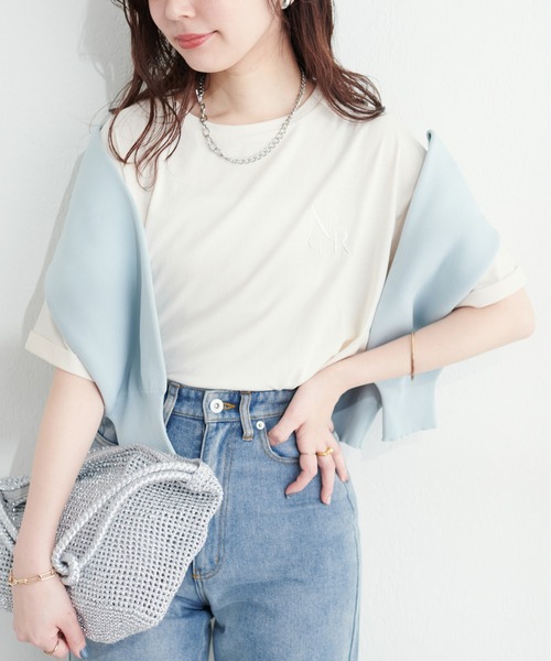 natural couture(ナチュラルクチュール)の「袖口ロールUPロゴ刺繍T(Tシャツ/カットソー・レディース・チャコールグレー/ライトベージュ/ラベンダー/オフホワイト・FREE)」の6枚目の写真