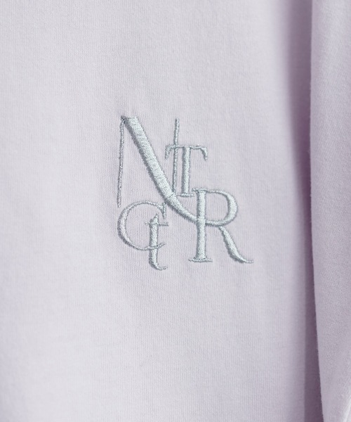 natural couture(ナチュラルクチュール)の「袖口ロールUPロゴ刺繍T(Tシャツ/カットソー・レディース・チャコールグレー/ライトベージュ/ラベンダー/オフホワイト・FREE)」の13枚目の写真