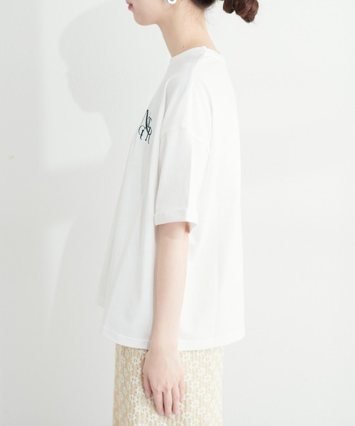 natural couture(ナチュラルクチュール)の「袖口ロールUPロゴ刺繍T(Tシャツ/カットソー・レディース・チャコールグレー/ライトベージュ/ラベンダー/オフホワイト・FREE)」の15枚目の写真