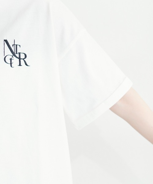 natural couture(ナチュラルクチュール)の「袖口ロールUPロゴ刺繍T(Tシャツ/カットソー・レディース・チャコールグレー/ライトベージュ/ラベンダー/オフホワイト・FREE)」の19枚目の写真