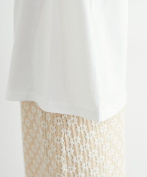 natural couture(ナチュラルクチュール)の「袖口ロールUPロゴ刺繍T(Tシャツ/カットソー・レディース・チャコールグレー/ライトベージュ/ラベンダー/オフホワイト・FREE)」の20枚目の写真