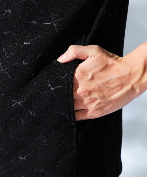 HIDEAWAYS NICOLE（ハイダウェイニコル）の「アラカルトエンボス5分袖フルジップパーカー（パーカー・メンズ・ホワイト系/ブラック/オフホワイト/ブラック系・MEDIUM/LARGE/X-LARGE）」の13枚目の写真