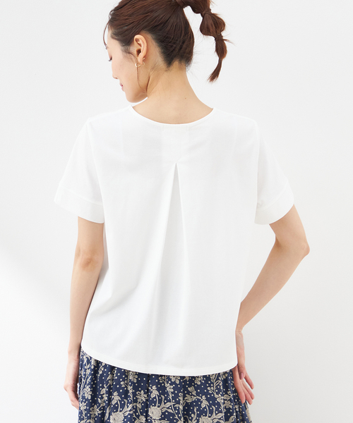 Petit Honfleur(プチオンフルール)の「【UVカット・接触冷感】汗じみ防止加工タックTシャツ(Tシャツ/カットソー・レディース・アイボリー/オレンジ/ネイビー・M/L)」の9枚目の写真