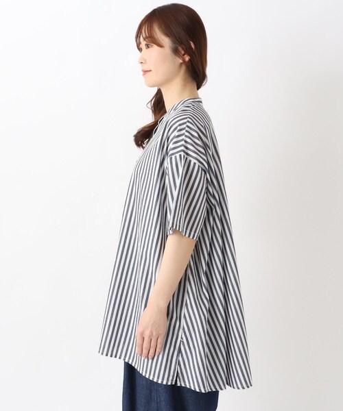 one'sterrace(ワンズテラス)の「ポプリンバックフレアシャツ(シャツ/ブラウス・レディース・ブルー系その他7/ブラック系8/ネイビー系5・02)」の6枚目の写真