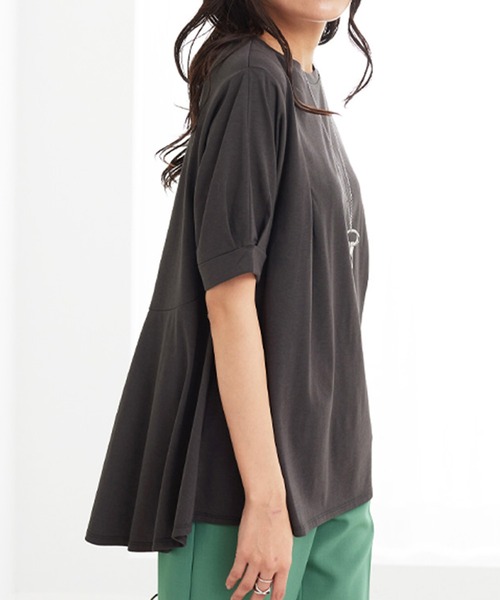 BELLUNA PLUS(ベルーナ)の「バックフレアーパフ袖プルオーバー(Tシャツ/カットソー・レディース・チャコール/グレイッシュベージュ/ワイン/セージグリーン・MEDIUM/LARGE/X-LARGE)」の2枚目の写真