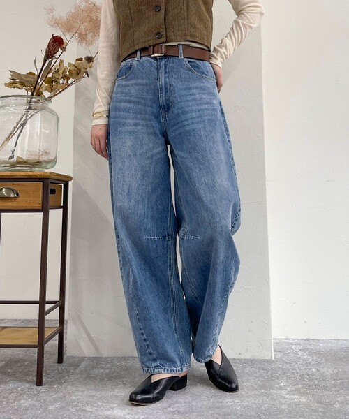 fredy emue（フレディエミュ）の「カーブデニムパンツ（デニムパンツ・レディース・サックスブルー/ブルー・36/38）」の2枚目の写真