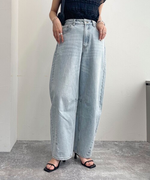 fredy emue（フレディエミュ）の「カーブデニムパンツ（デニムパンツ・レディース・サックスブルー/ブルー・36/38）」の9枚目の写真