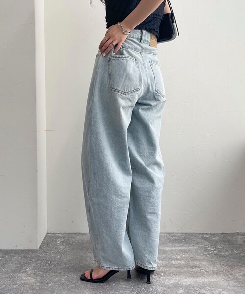 fredy emue（フレディエミュ）の「カーブデニムパンツ（デニムパンツ・レディース・サックスブルー/ブルー・36/38）」の13枚目の写真