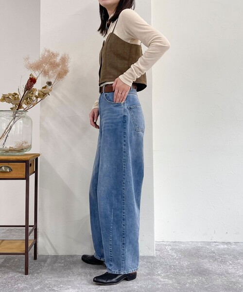 fredy emue（フレディエミュ）の「カーブデニムパンツ（デニムパンツ・レディース・サックスブルー/ブルー・36/38）」の17枚目の写真