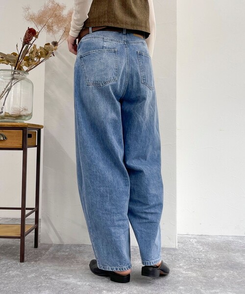 fredy emue（フレディエミュ）の「カーブデニムパンツ（デニムパンツ・レディース・サックスブルー/ブルー・36/38）」の21枚目の写真