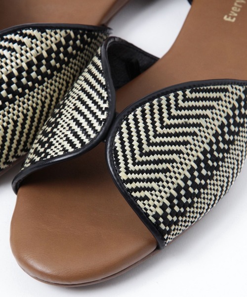 studio CLIP(スタディオクリップ)の「柔らかセパレートサンダル(サンダル・レディース・ベージュ/ブラック・LARGE/MEDIUM)」の17枚目の写真