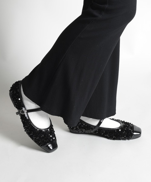shoes365(シューズスリーシックスファイヴ)の「【shoes365】バックル付きスパンコールバレエシューズ(バレエシューズ・レディース・ブラック/シルバー・22.5cm/23.0cm/23.5cm/24.0cm/24.5cm/25.0cm)」の2枚目の写真