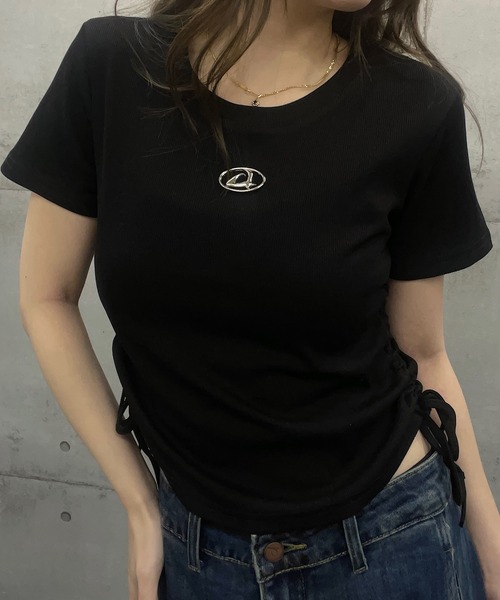 ROGER AND RAW(ロジャーアンドロウ)の「プレート付サイドシャーリングクロップド丈Tシャツ(Tシャツ/カットソー・レディース・ホワイト/ブラック/ピンク/グレー/ブルー/カーキ/チャコールグレー/スミクロ/オフホワイト/ブラック系その他/ライトグリーン・MEDIUM/SMALL/LARGE)」の4枚目の写真