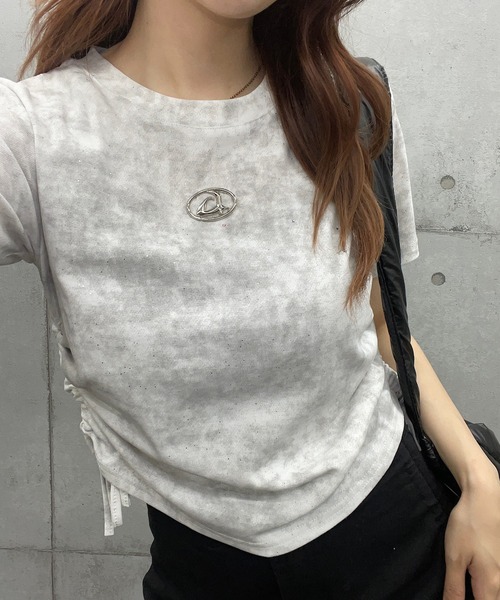 セール】プレート付サイドシャーリングクロップド丈Tシャツ（Tシャツ