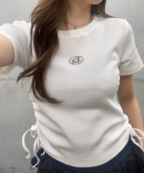 ROGER AND RAW(ロジャーアンドロウ)の「プレート付サイドシャーリングクロップド丈Tシャツ(Tシャツ/カットソー・レディース・ホワイト/ブラック/ピンク/グレー/ブルー/カーキ/チャコールグレー/スミクロ/オフホワイト/ブラック系その他/ライトグリーン・MEDIUM/SMALL/LARGE)」の3枚目の写真